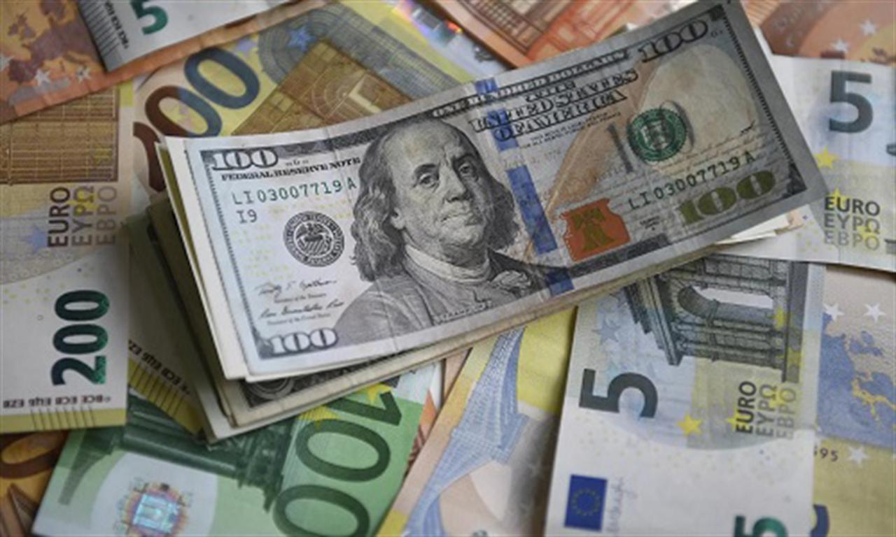 Dollar heads for monthly loss with Fed seen pausing rate hikes