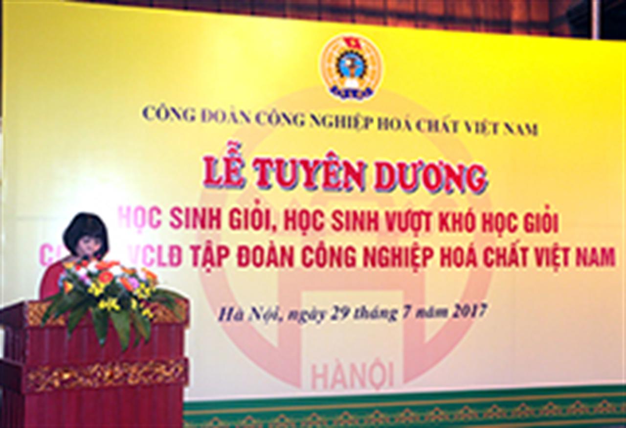 Công đoàn CN Hóa chất VN: Tuyên dương các cháu học sinh giỏi, học sinh vượt khó học giỏi năm 2017