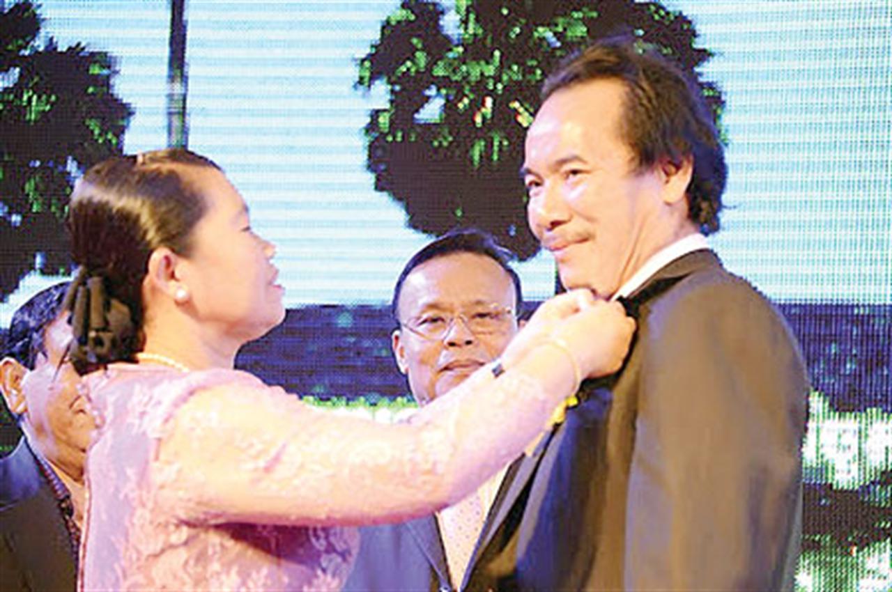 Bình điền kỷ niệm 10 năm phát triển ở Campuchia: Trao tặng Huân chương Lao động Campuchia cho Tổng Giám đốc Lê Quốc Phong