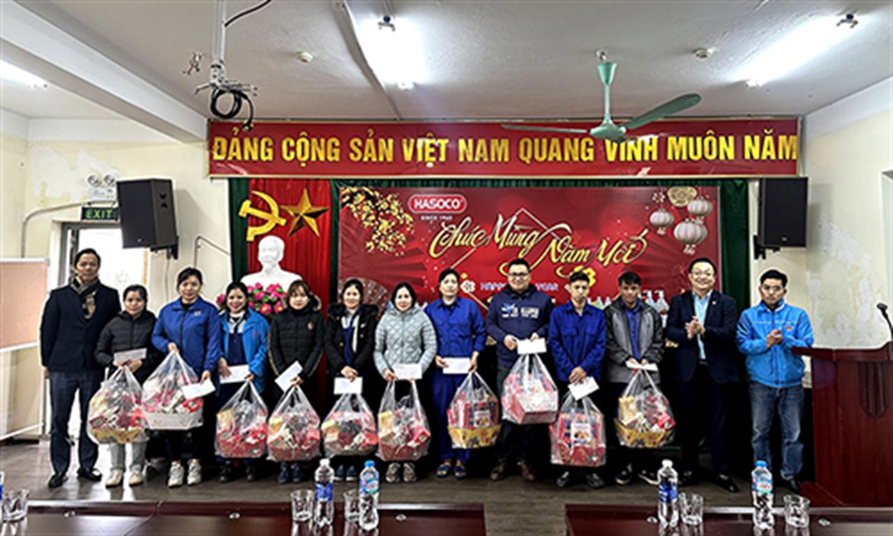 Ban Thường vụ Đoàn Tập đoàn thăm hỏi, chúc tết thanh niên công nhân có hoàn cảnh khó khăn tại Chi Đoàn Công ty Cổ phần Xà Phòng Hà Nội