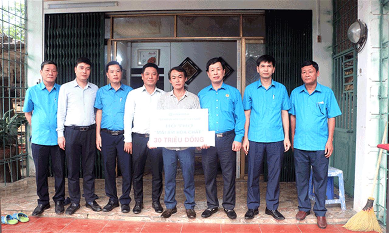 VINACHEM: Trao hỗ trợ nhà “Mái ấm hóa chất” cho người lao động