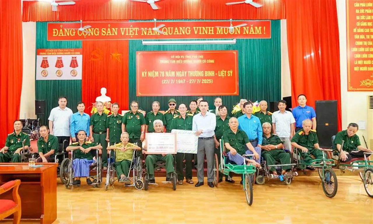 Tập đoàn Hóa chất Việt Nam thăm, tặng quà nhân ngày 27/7