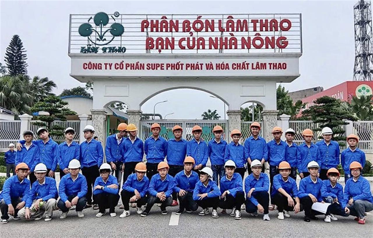 Trường Cao đẳng đẳng Công nghiệp Hoá chất tổ chức cho sinh viên thực tập tham quan dây chuyền sản xuất Công ty CP Supe Phốt phát và hóa chất Lâm Thao
