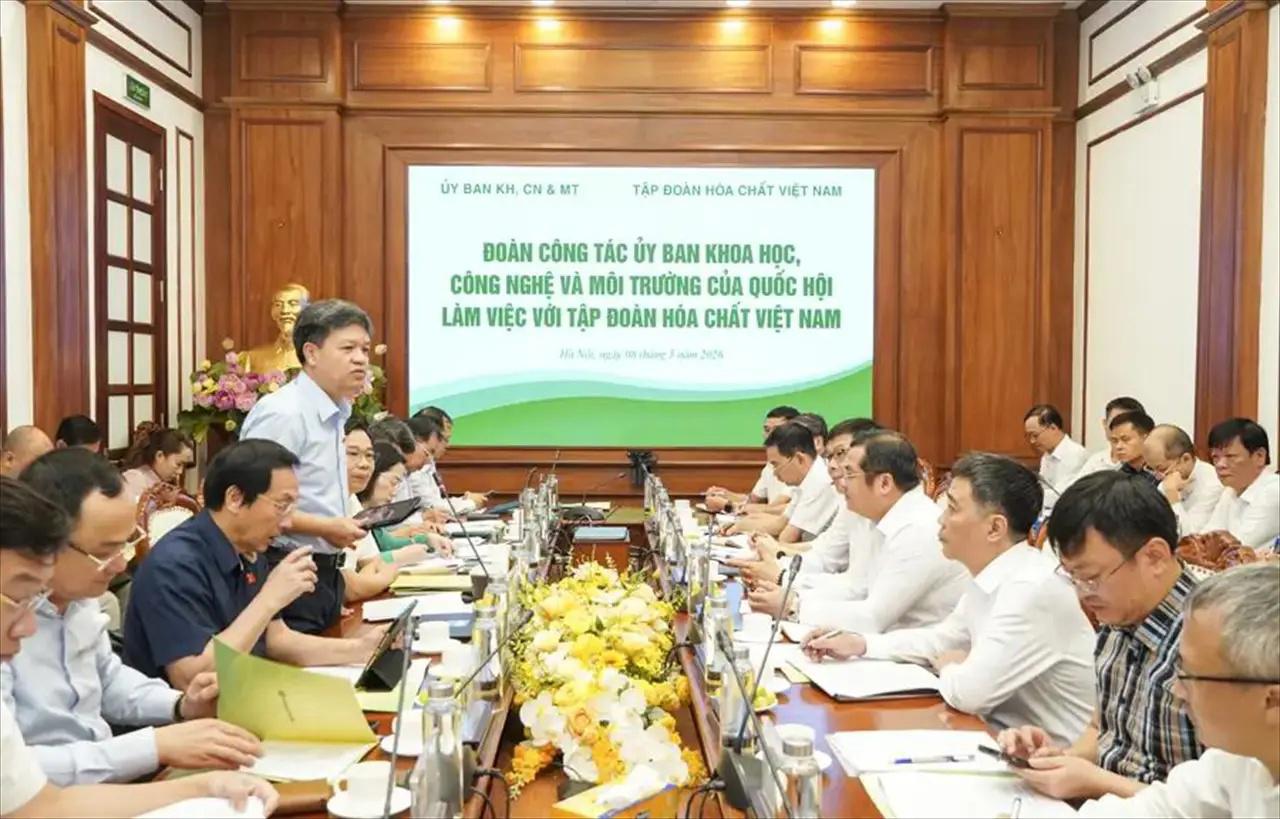 Vinachem Works with the National Assembly’s Committee on Science, Technology and Environment on the Implementation of Environmental Protection Laws and Feedback on Law Amendments