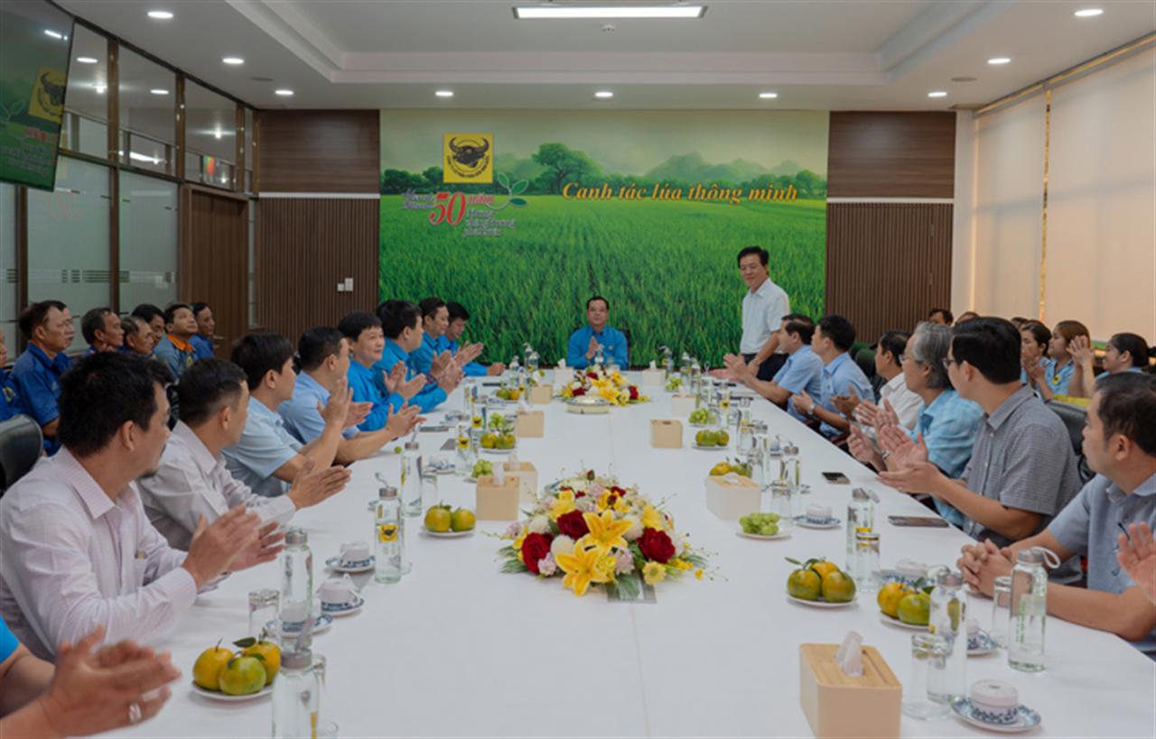 Đồng chí Nguyễn Đình Khang - Chủ tịch Tổng Liên đoàn Lao động Việt Nam thăm và chúc Tết người lao động Công ty CP phân bón Bình Điền