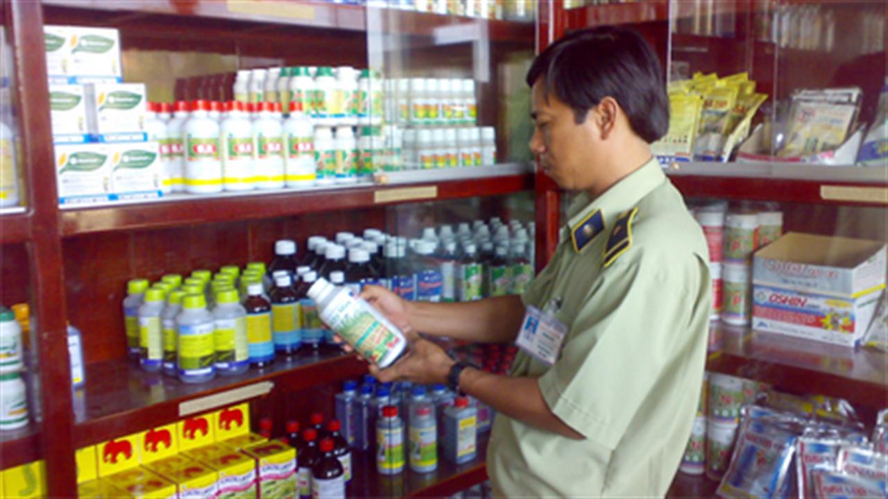 Chất lượng thuốc trừ sâu, phân bón: Kiểm tra nhiều vẫn không hiệu quả?