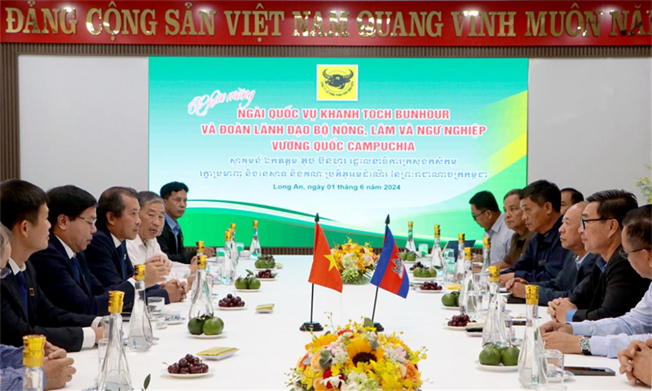 Lãnh đạo Campuchia tâm đắc với chương trình canh tác lúa thông minh của Việt Nam