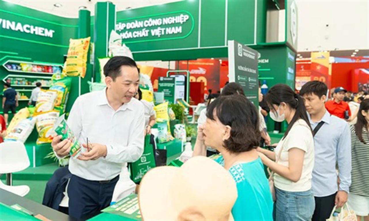 The Vinachem Booth at the "80 Years of Independence, Freedom, and Happiness" Exhibition Attracts a Large Number of Visitors