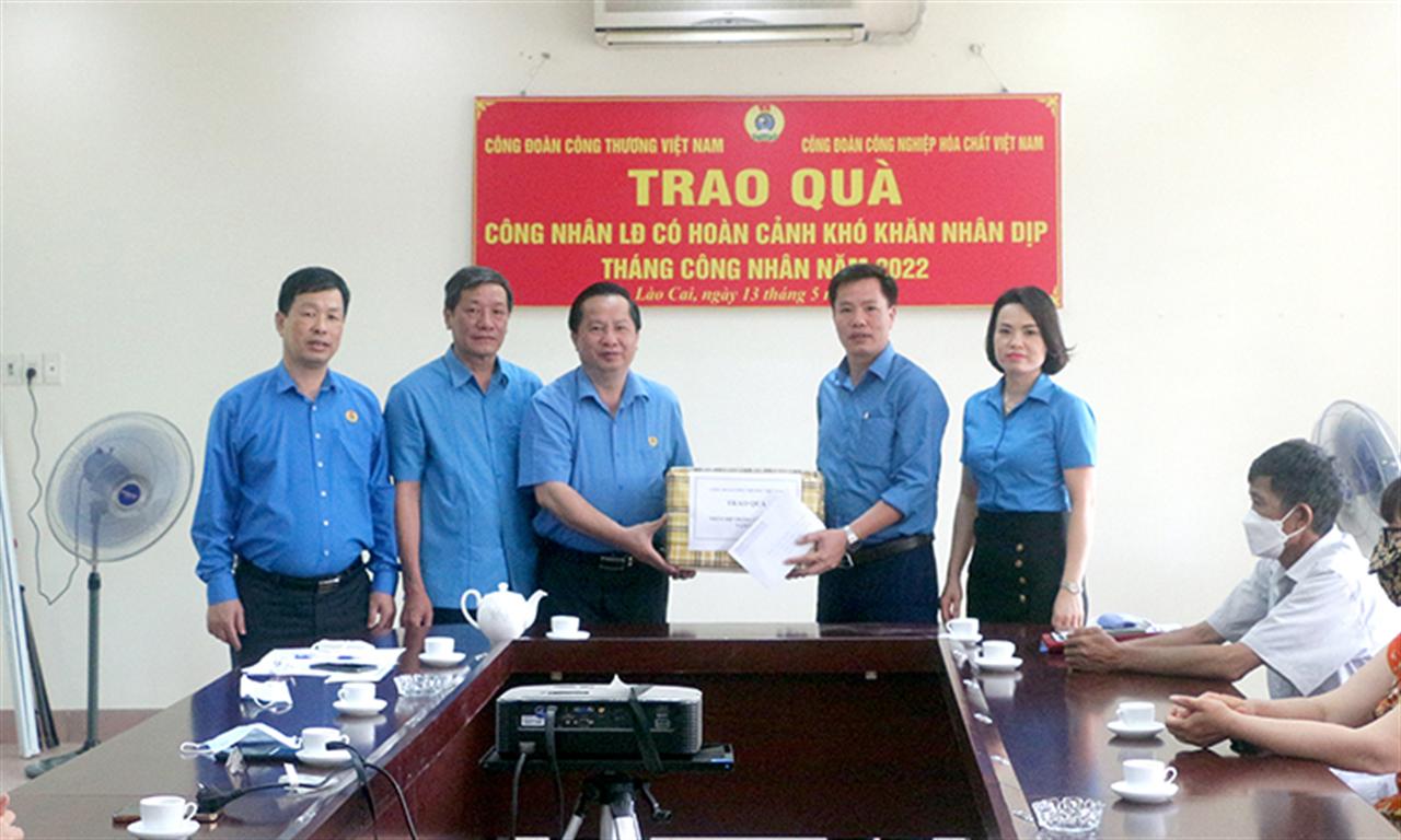 Trao quà cho Người lao động nhân Tháng Công nhân năm 2022
