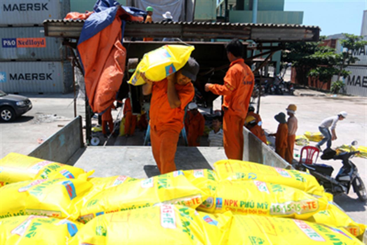 Thị trường phân bón vụ Đông Xuân: Nguồn cung dồi dào, giá cả ổn định