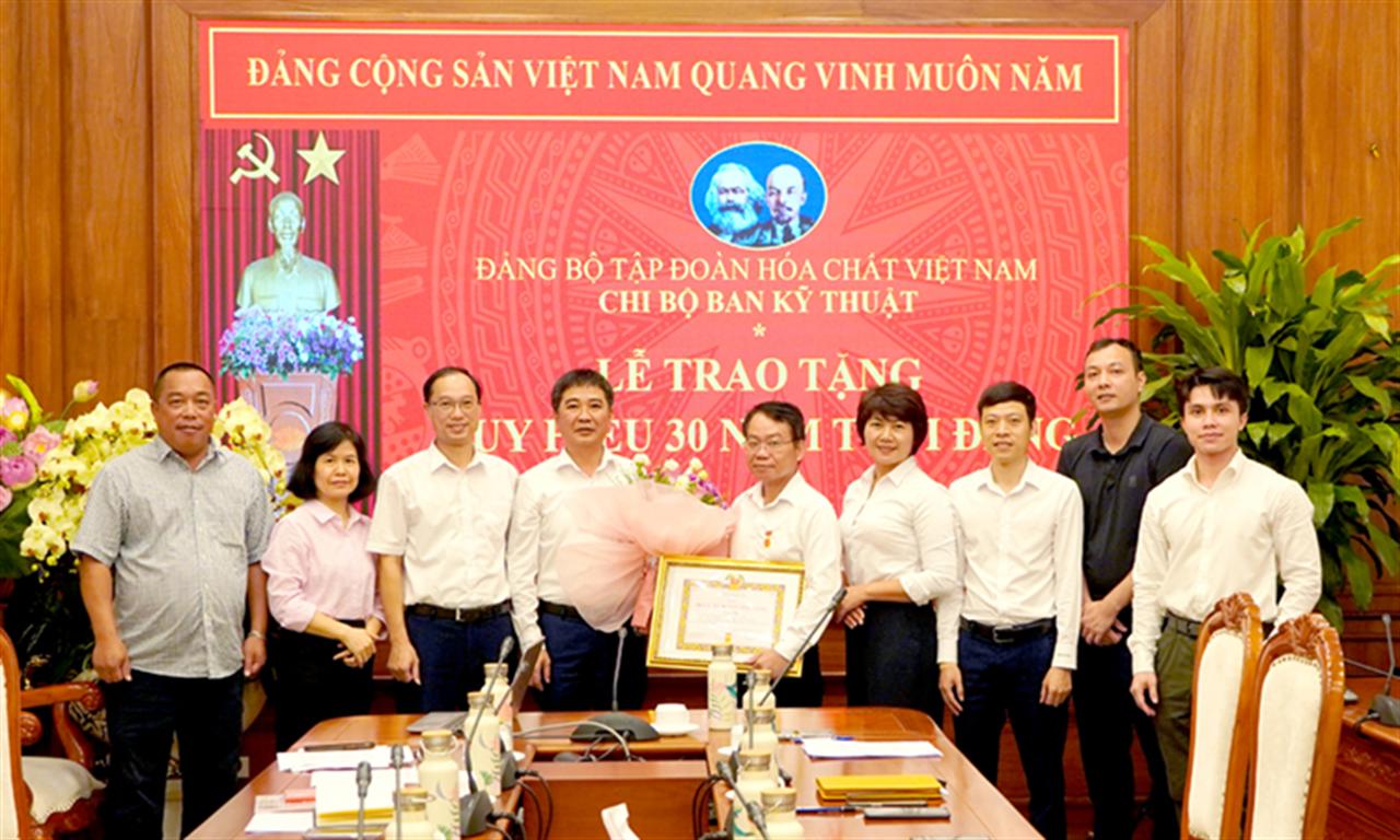 Lễ trao tặng Huy hiệu 30 năm tuổi Đảng cho đồng chí Vũ Văn Nhẫn, Đảng viên Chi bộ Ban Kỹ thuật