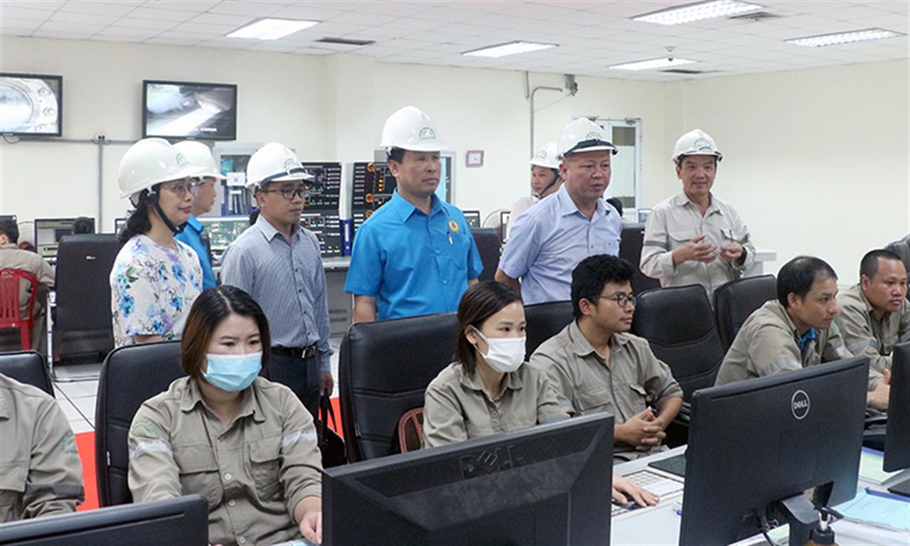 Lãnh đạo Tập đoàn thăm, động viên Công ty TNHH MTV Đạm Ninh Bình hoàn thành công tác bảo dưỡng, sửa chữa định kỳ