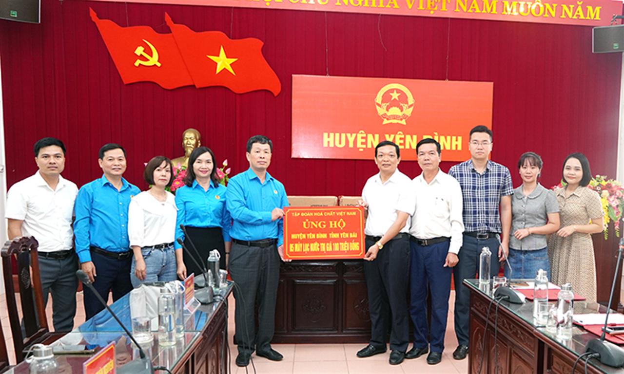 Tập đoàn Hóa chất Việt Nam hỗ trợ bà con huyện Yên Bình (Yên Bái) khắc phục hậu quả do bão lũ