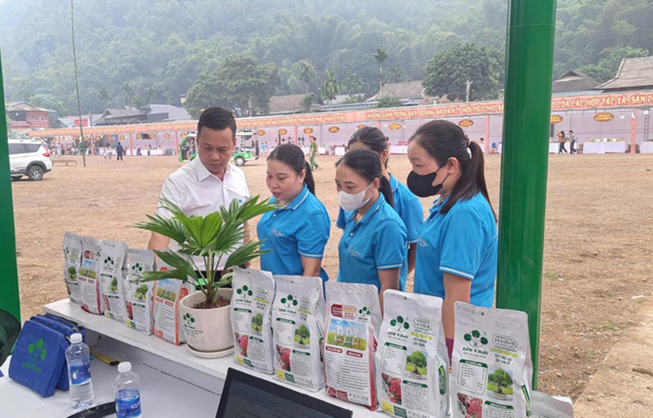 Supe Lâm Thao đưa phân bón chất lượng đến với bà con miền núi