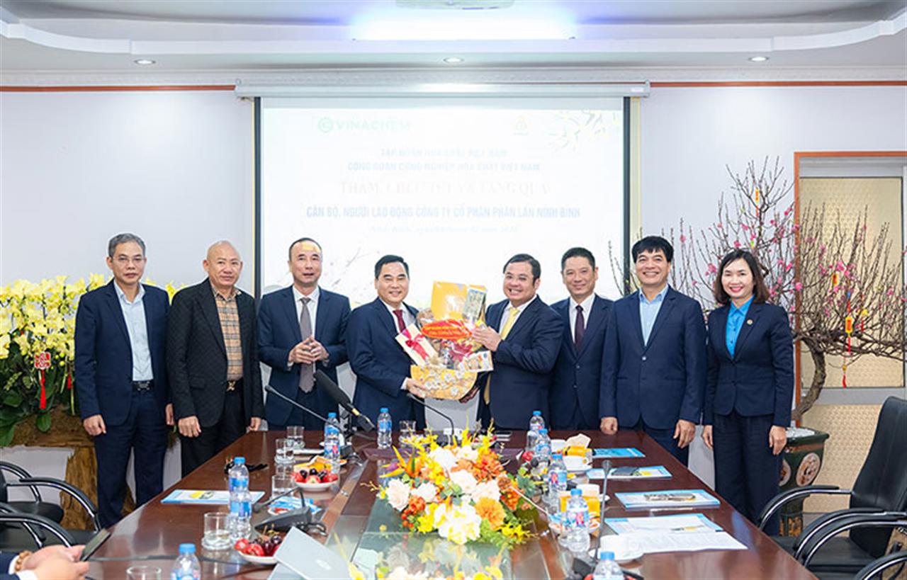 Vietnam National Chemical Group Delegation Visits and Extends Lunar New Year Greetings to Ninh Binh Phosphate Fertilizer Joint Stock Company