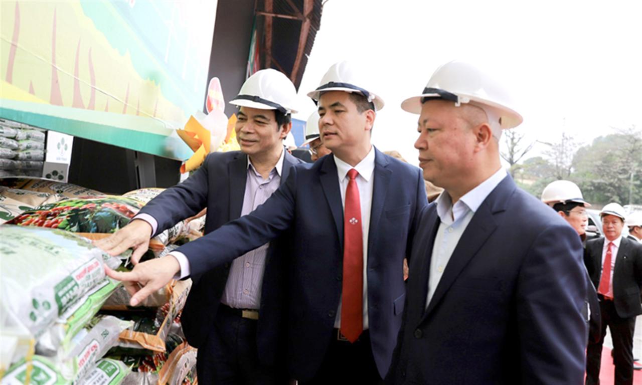 Công ty CP Supe Phốt phát và Hóa chất Lâm Thao: Lễ ra mắt sản phẩm mới và công bố thay đổi bao bì cho các sản phẩm phân bón Lâm Thao.